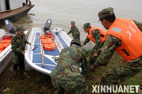 7月15日，南京軍區某舟橋部隊在淮河安徽潁上段加緊準備防汛救援。     為迎戰即將到來的淮河第二次洪水和第三次洪峰，安徽各級政府和防汛部門再次動員，全力以赴積極備戰，確保淮河大堤安全，確保沿淮群眾生命財産安全。 