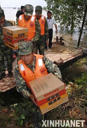 7月15日，南京軍區某舟橋部隊在淮河南潤段幫助群眾向蓄洪區運送救災物資。     為迎戰即將到來的淮河第二次洪水和第三次洪峰，安徽各級政府和防汛部門再次動員，全力以赴積極備戰，確保淮河大堤安全，確保沿淮群眾生命財産安全。