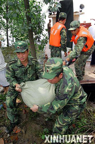 7月15日，南京軍區某舟橋部隊正在幫安徽省潁上縣王臺村災民搬運糧食。     為迎戰即將到來的淮河第二次洪水和第三次洪峰，安徽各級政府和防汛部門再次動員，全力以赴積極備戰，確保淮河大堤安全，確保沿淮群眾生命財産安全。