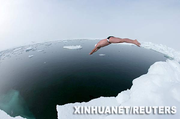7月15日，英國探險家劉易斯·戈登·皮尤只著泳褲、泳帽和護目鏡躍入北極的海水中。當天，他用18分50秒在北極地區零下1.8攝氏度的水中游了1公里，刷新了他本人創造的人類長距離游泳最冷水溫世界紀錄。37歲的皮尤説：“這既是勝利也是悲劇。它是我能在如此險惡條件下游泳的（成功）標誌，但也表明瞭北極已經（暖和得）能讓人游泳這個令人悲哀的事實。”皮尤希望自己的舉動能再次向世界各國政府敲響全球變暖警鐘。