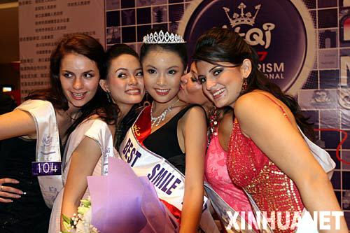 7月17日，中国小姐马炜（左三）获得2007国际旅游小姐冠军总决赛最佳微笑小姐称号。 当晚，来自110多个国家和地区的旅游小姐在重庆赛出首个单项奖――最佳微笑小姐奖项，中国小姐马炜获此殊荣。