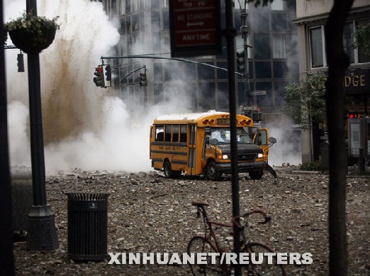 7月18日，在美國紐約市曼哈頓島中城中央火車站附近，一輛汽車停在爆炸現場。當日傍晚，紐約中央火車站附近一處蒸汽管道發生爆炸。據美國廣播公司報道，目前至少有12人在爆炸中受傷。警方初步認定此次爆炸與恐怖活動無關。 新華社/路透 