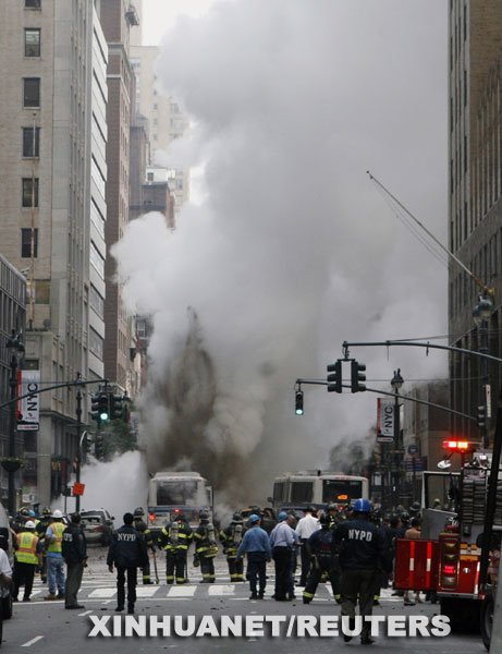 7月18日，在美國紐約市曼哈頓島中城中央火車站附近，救援人員聚集在爆炸現場。當日傍晚，紐約中央火車站附近一處蒸汽管道發生爆炸。據美國廣播公司報道，目前至少有12人在爆炸中受傷。警方初步認定此次爆炸與恐怖活動無關。 新華社/路透 