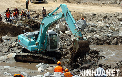 圖為有關部門正在搶修被洪水衝壞的公路（7月18日攝）。 受7月17日山區暴雨襲擊，新疆阿勒泰地區布爾津縣衝乎爾鄉境內發生山洪，造成縣城至衝乎爾鄉的盤山公路中斷，２００多輛喀納斯旅遊車輛受阻，約４０００名旅客被困。     據喀納斯景區管理部門介紹，山洪沖毀了３０多米盤山公路，路基受損約６０米。截至記者發稿時，經當地有關部門緊急搶修，景區便道已開始通車，旅客正陸續返回縣城。衝乎爾鄉位於布爾津縣西北部，距離縣城７０公里，其北端位於喀納斯景區內。