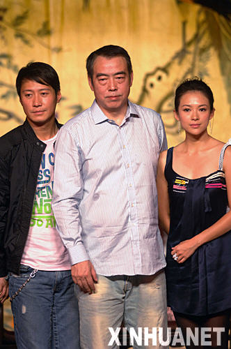 7月19日，電影《梅蘭芳》的導演陳凱歌（中）和演員章子怡（右）、黎明在新聞發佈會上合影。當日，電影《梅蘭芳》新聞發佈會在北京舉行，該片已于7月14日正式開機，預計將於2008年上映。