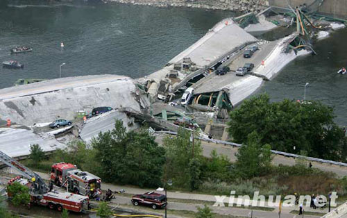 2007年8月2日 美国发生公路桥坍塌事件 8月1日,美国明尼苏达州一座