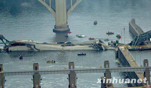 8月1日，救援船只在发生大桥坍塌事故的现场救援。美国明尼苏达州一座跨越密西西比河的公路桥当天傍晚发生坍塌，事故目前已造成6人死亡。 新华社发