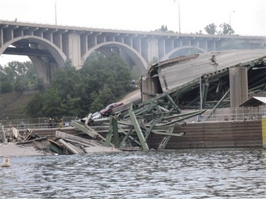 美国明尼苏达桥梁倒塌 至少7人丧生(组图)