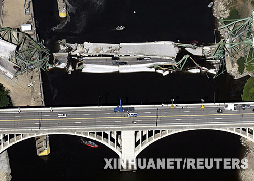 这是8月2日拍摄的美国明尼苏达州发生坍塌的桥梁（上）。目前，调查人员初步认定这座桥梁是结构性垮塌。明尼苏达州州长蒂姆·波伦蒂当日表示，美联邦政府运输部2005年曾审查明尼苏达州提供的该桥安全检验报告数据，评估后发现这座桥梁存在某些“结构性缺陷”。 新华社/路透　 