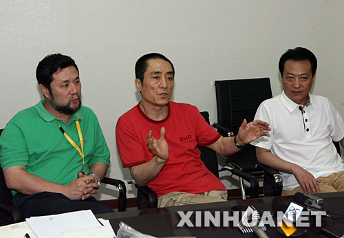這是北京奧運會開閉幕式總導演張藝謀（中）回答記者問題（2007年8月3日攝）。