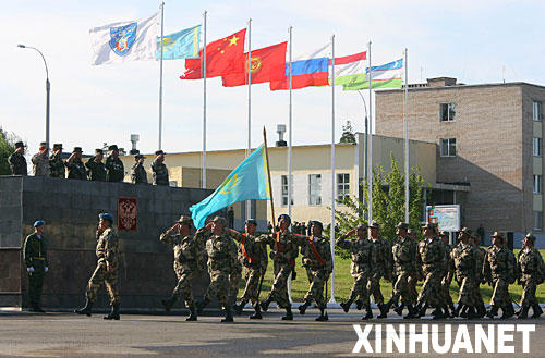 8月11日，在俄羅斯車裏雅賓斯克舉行的“和平使命─2007”6方參演部隊誓師大會上，哈薩克參演部隊士兵接受6方總導演的檢閱。