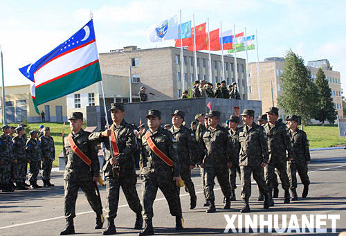 8月11日，在俄羅斯車裏雅賓斯克舉行的“和平使命─2007”6方參演部隊誓師大會上，烏茲別克參演部隊接受6方總導演的檢閱。