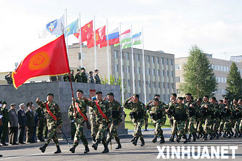 8月11日，在俄羅斯車裏雅賓斯克舉行的“和平使命─2007”6方參演部隊誓師大會上，吉爾吉斯斯坦參演部隊接受6方總導演的檢閱。
