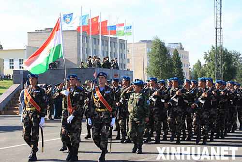 8月11日，在俄羅斯車裏雅賓斯克舉行的“和平使命─2007”6方參演部隊誓師大會上，塔吉克參演部隊接受6方總導演的檢閱。