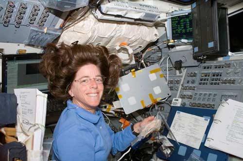女教師摩根空間站內完成首次太空教學(組圖)