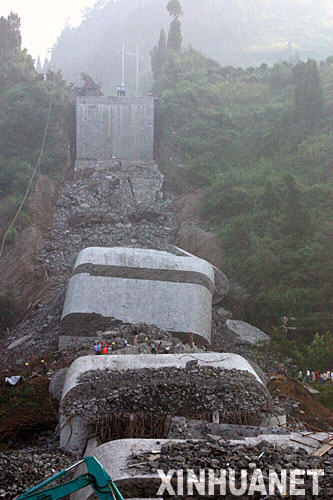 8月14日拍攝的沱江大橋坍塌事故現場。