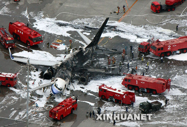 台湾一客机冲绳机场爆炸起火 165人及时逃生[组图]