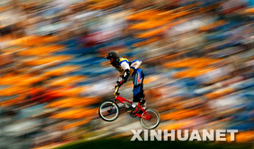 8月20日，美國選手金伯莉在女子小輪車計時排位賽中。新華社記者費茂華攝 