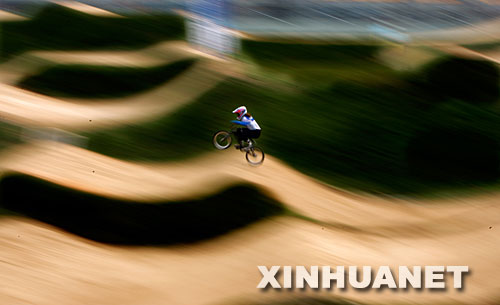 8月20日，捷克選手塔梅在男子小輪車計時排位賽中（多重曝光拍攝）。新華社記者李尕攝