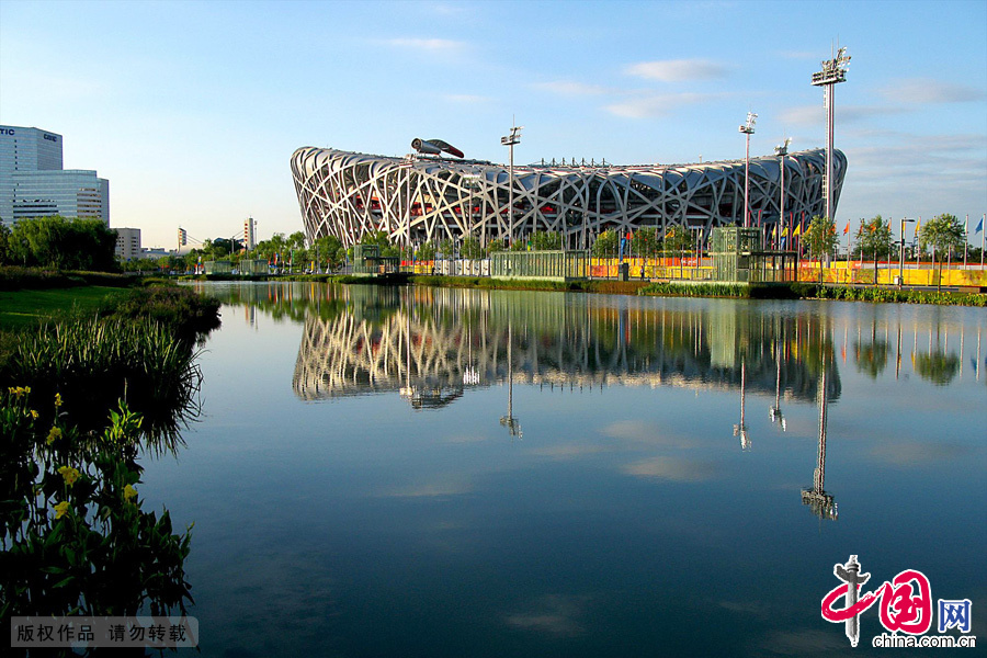 国家体育场是奥林匹克公园的标志性建筑物之一，它位于中心区中轴线东侧、龙形景观水系的西侧。同国家游泳中心、国家体育馆分列于中轴线两侧。中国网图片库 张学胜摄