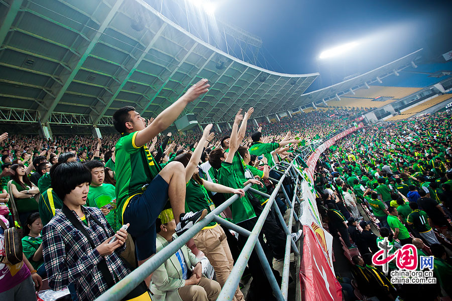 工人体育场现场热情的球迷