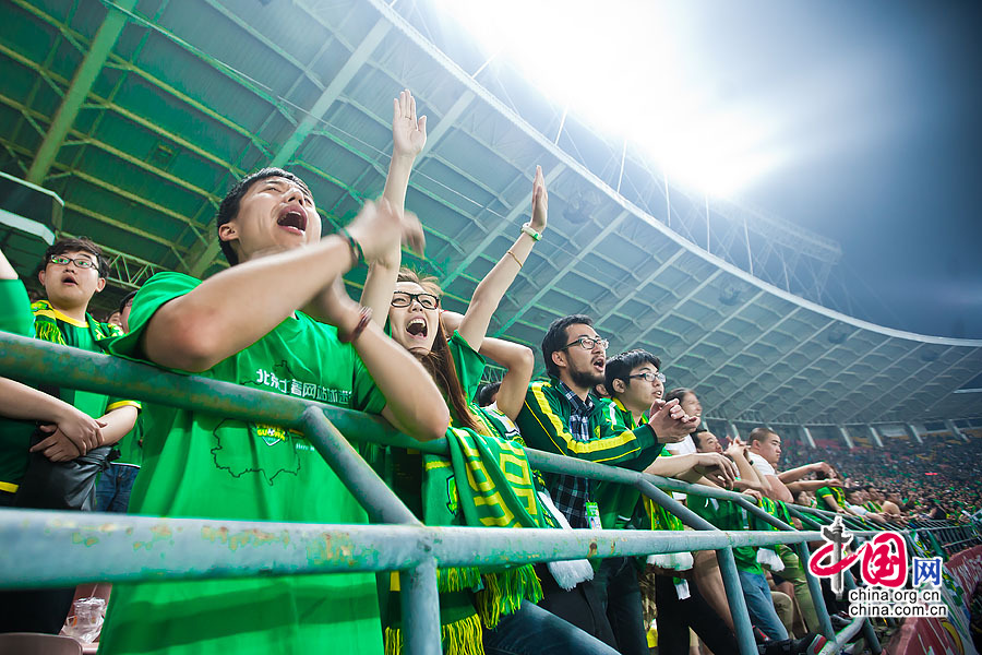 北京国安队主场热情的球迷，只要比赛在进行他们就不会停止为主队加油呐喊
