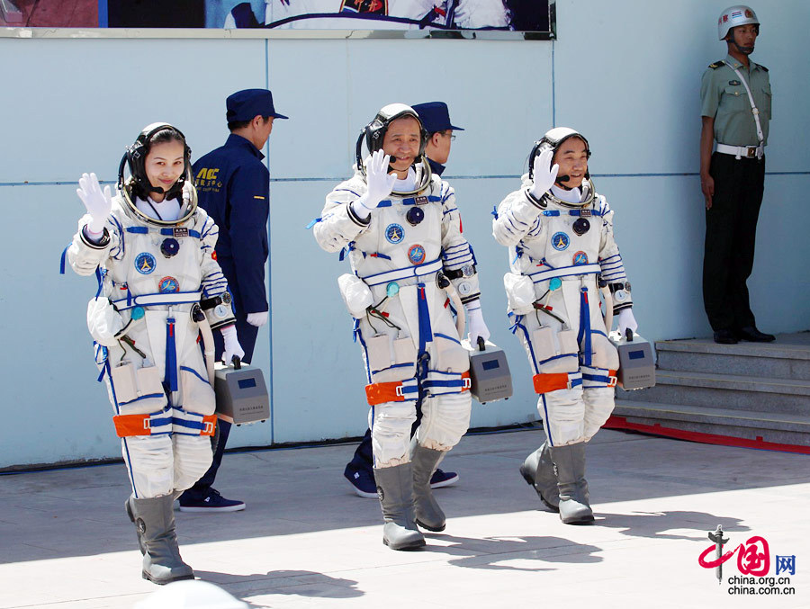 6月11日，神十航太員出征儀式在酒泉衛星發射中心圓夢園廣場舉行。這是航太員聶海勝、張曉光、王亞平走出問天閣。