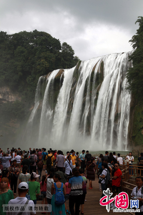 2013年7月19日，位于贵州安顺境内的黄果树大瀑布游人如织。中国网记者  杨楠摄影