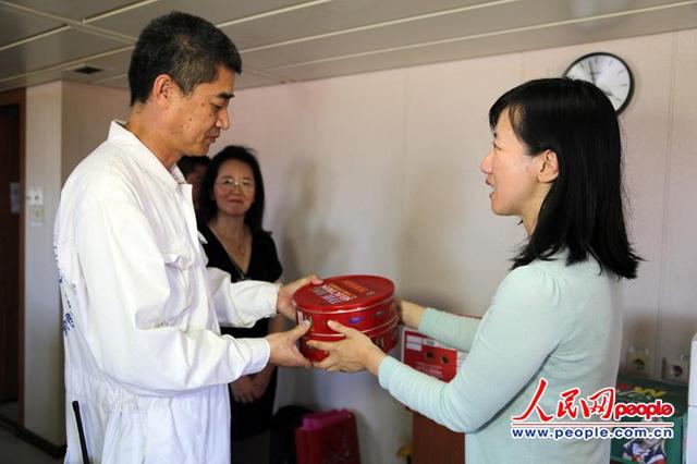 中國駐雪梨總領館領事向船員贈送新年慰問品（攝影 賀吉）