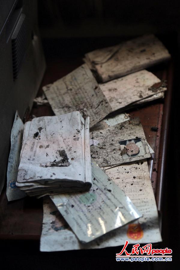 被燒燬的海員證和護照（攝影 賀吉）