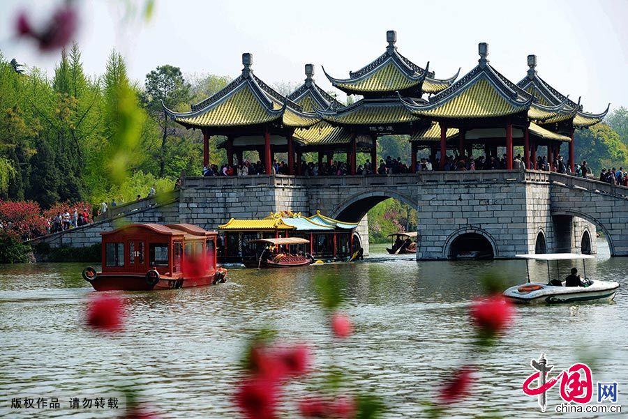 徐霞客游览了家门口附近的扬州、南京等地，还参观了瘦西湖。图为扬州瘦西湖五亭桥。