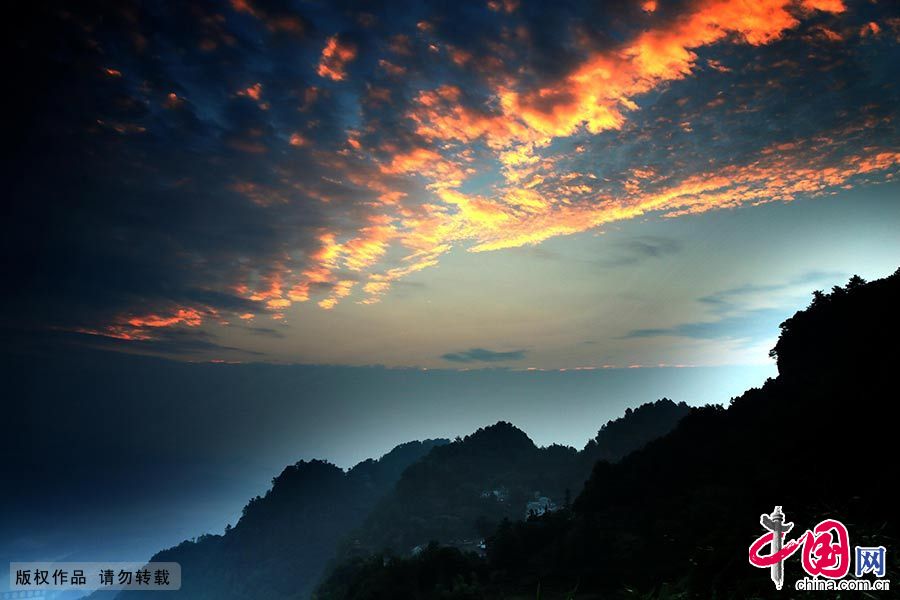 万历四十四年(1616年)，徐霞客参观了白岳山（今齐云山）。图为齐云山壮丽日出。