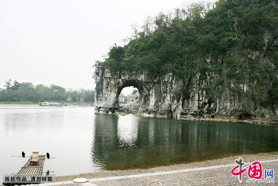 在桂林，他游览的景区包括象鼻山、叠彩山、七星岩、伏波山、尧山等。此后，徐霞客泛舟漓江，来到了阳朔附近。