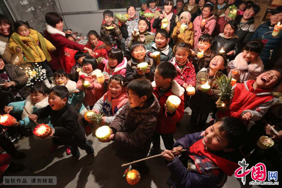 3月9日，河南原阳县陈杏兰村，小孩子们高兴地展示他们讨来的灯油点燃的萝卜灯。