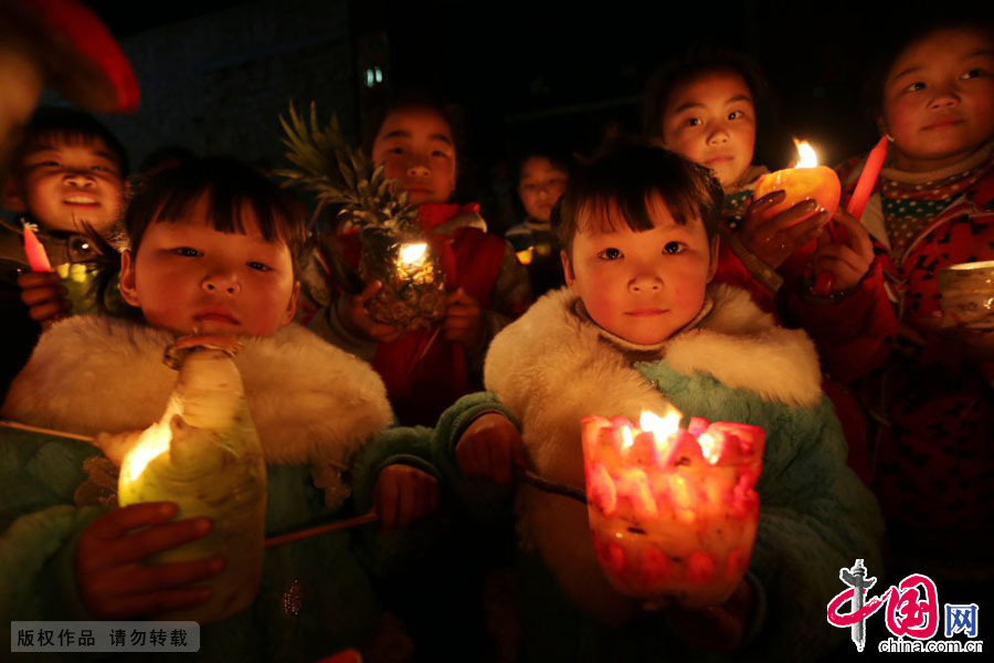 3月9日，河南原阳县陈杏兰村，小孩子们兴高采烈地展示他们的花灯。
