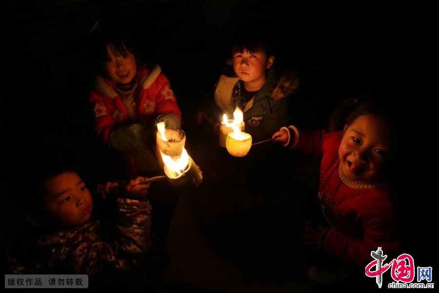  3月9日，河南原阳县陈杏兰村，小孩子们兴高采烈地展示他们的花灯。