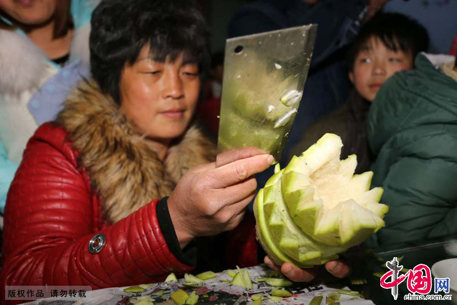 3月9日，河南原阳县陈杏兰村，一位村民正在雕刻萝卜灯。