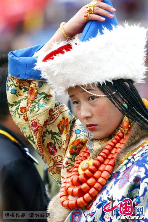藏北妇女习惯将头发分辫成无数根小辫，因为藏北寒冷，人们一年半载也难洗涤梳理几次头发，而且她们还将松耳石、玛瑙、珊瑚、琥珀等直接穿串固定在发辫中