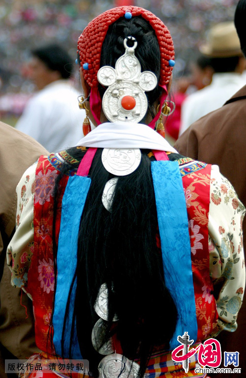 藏族妇女华丽的头饰。