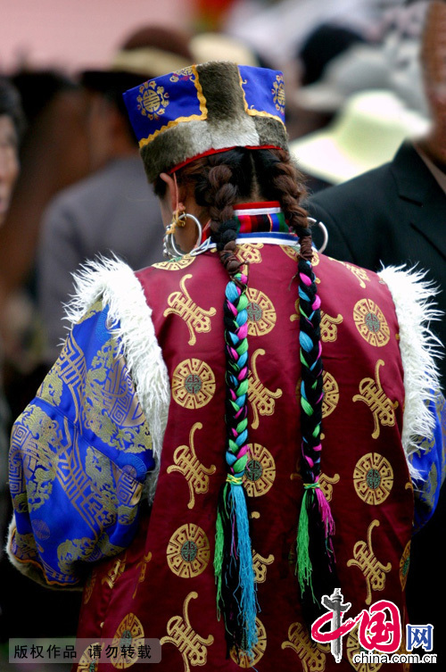 南的已婚的农牧区妇女都要编两根辫子，从发辫的中段开始用一种藏语叫“扎休”的发饰，跟头发一起编成辫