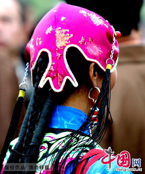 一般的妇女只是在节庆的日子或者聚会的日子顶戴特殊头饰，平常不戴。