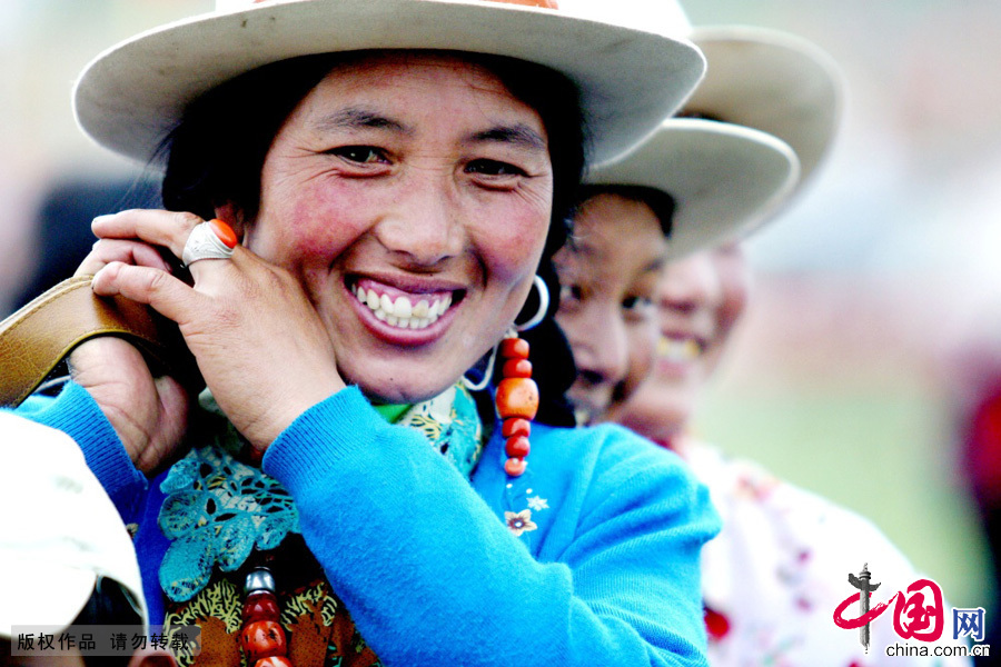  藏族文化是中華民族文化的一朵奇葩，作為藏族文化一個重要組成部分的藏族服飾文化也同樣源遠流長，多姿多彩，獨具魅力。