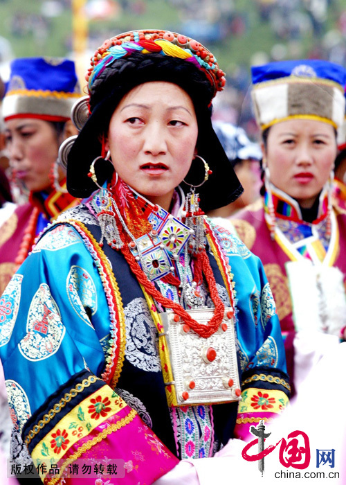 藏族婦女的胸飾“噶烏”。“噶烏”是藏族最典型的胸飾，遍及全藏，男女均可佩帶