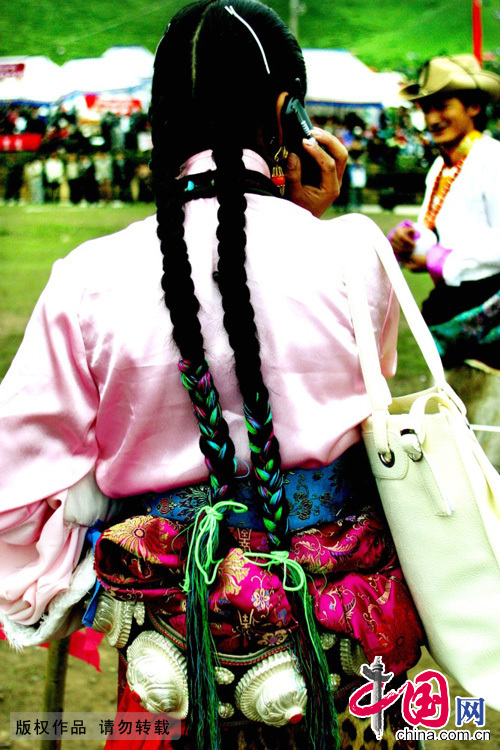 南的已婚的农牧区妇女都要编两根辫子，从发辫的中段开始用一种藏语叫“扎休”的发饰，跟头发一起编成辫