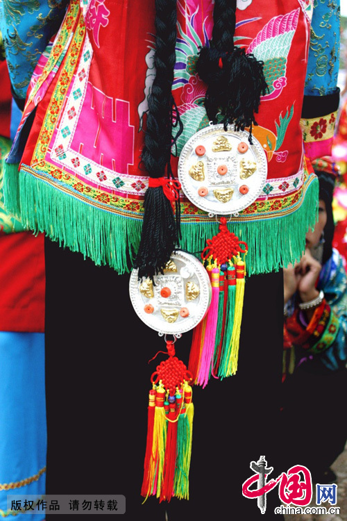 藏族妇女以长发为美，她们把满头的乌发梳成辫子，装入精心绣制的刺绣辫筒，上面缀以众多饰物，如银牌、珊瑚、玛瑙、珍珠、海螺、象牙、松耳石等。