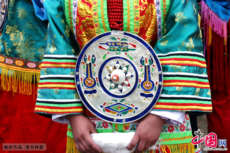 藏族妇女的胸饰“欧斗子”。“欧斗子”是藏族妇女的一种常见配饰，是一个直径为20-26厘米的圆形大银盘，藏语叫“欧斗子”。
