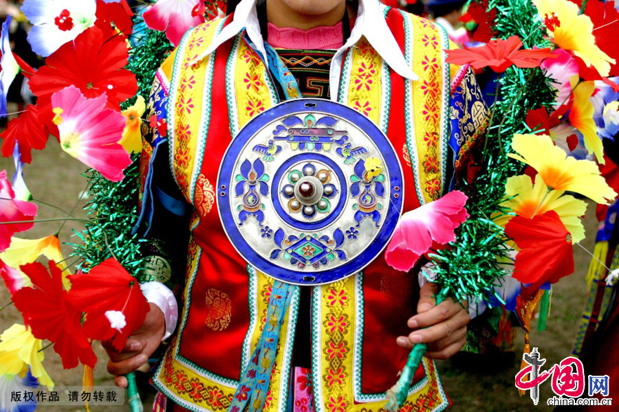 藏族妇女的胸饰“欧斗子”。“欧斗子”是藏族妇女的一种常见配饰，是一个直径为20-26厘米的圆形大银盘，藏语叫“欧斗子”。