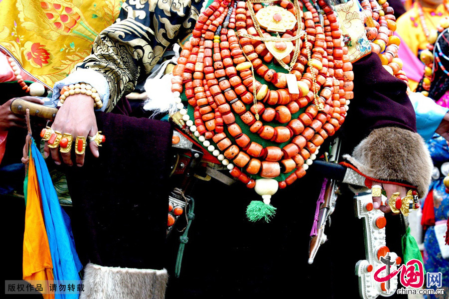 象牙念珠或玛瑙念珠是男子的项饰之一。