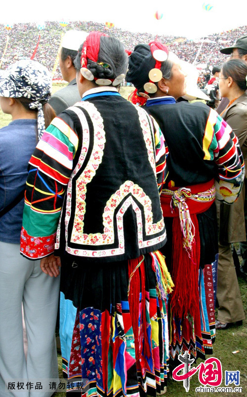  藏族服饰的最基本特征是肥腰、长袖、大襟、右衽、长裙、长靴、编发、金银珠玉饰品等。