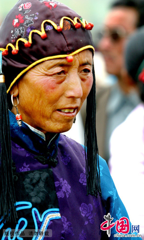 藏族妇女们的装饰模仿孔雀而流俗于今。妇女戴的帽子叫“町玛”，是棕蓝色彩线氆氇制做的圆筒帽